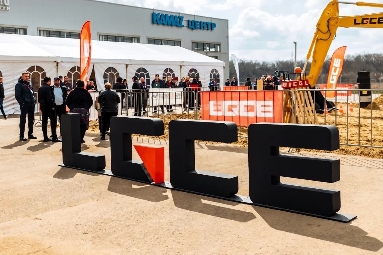 Аренда шатров и мобильных ограждений для презентации техники FAW и конкурса операторов в Краснодаре — Гет Тент - фото 2